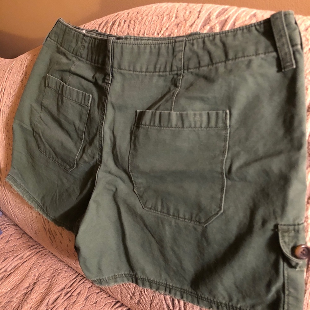 GAP Shorts - Picture 3 of 7
